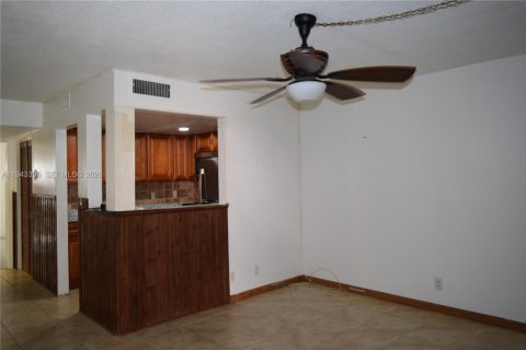 Condominio en venta en Lauderdale Lakes, Florida, 1 dormitorio, 61.5 m2 № 2000488 - foto 4
