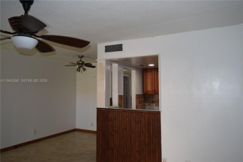Condominio en Lauderdale Lakes, Florida, 1 dormitorio  № 2000488