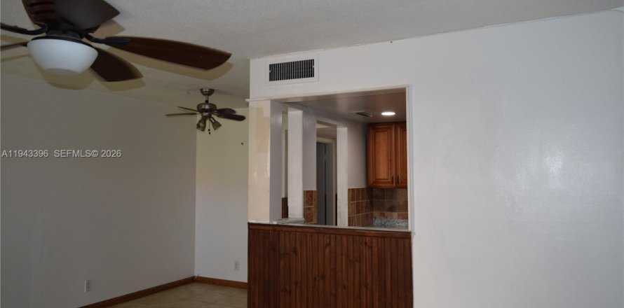 Condominio en Lauderdale Lakes, Florida, 1 dormitorio  № 2000488