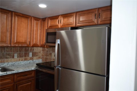 Condominio en venta en Lauderdale Lakes, Florida, 1 dormitorio, 61.5 m2 № 2000488 - foto 9