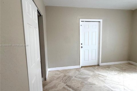 House in Hollywood, Florida 4 bedrooms, 145.3 sq.m. № 2069435 - photo 6