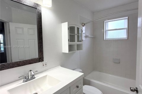 House in Hollywood, Florida 4 bedrooms, 145.3 sq.m. № 2069435 - photo 9