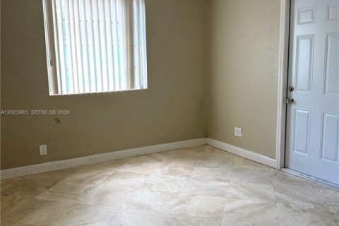 House in Hollywood, Florida 4 bedrooms, 145.3 sq.m. № 2069435 - photo 5