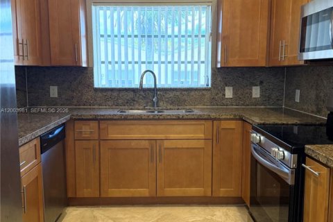 House in Hollywood, Florida 4 bedrooms, 145.3 sq.m. № 2069435 - photo 4