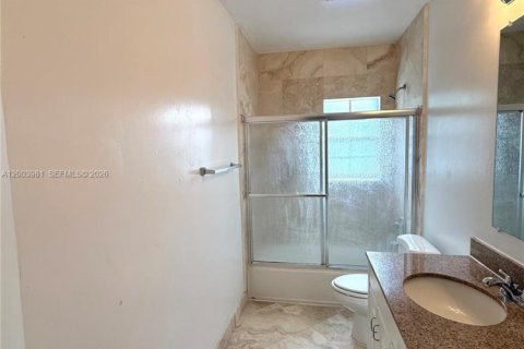 House in Hollywood, Florida 4 bedrooms, 145.3 sq.m. № 2069435 - photo 8