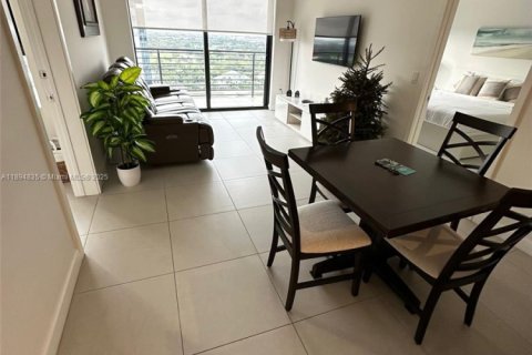 Снять в аренду кондоминиум в Дорал, Флорида 2 спальни, 94.76м2, № 1949279 - фото 3