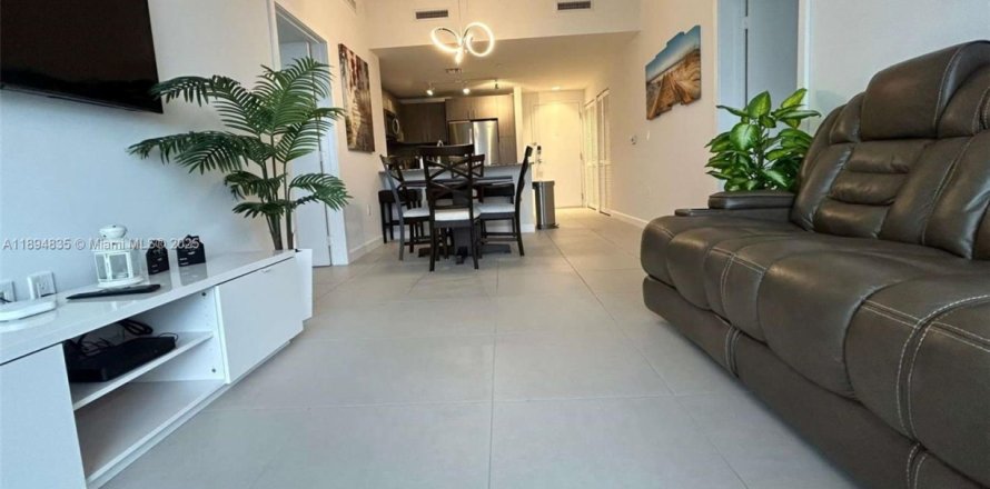 Кондоминиум с 2 спальнями в Дорал, Флорида № 1949279