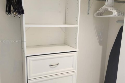 Снять в аренду кондоминиум в Дорал, Флорида 2 спальни, 94.76м2, № 1949279 - фото 13