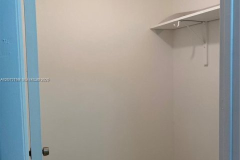 Снять в аренду таунхаус в Майами, Флорида 3 спальни, 141.03м2, № 2085245 - фото 16