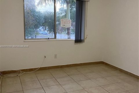 Снять в аренду таунхаус в Майами, Флорида 3 спальни, 141.03м2, № 2085245 - фото 15