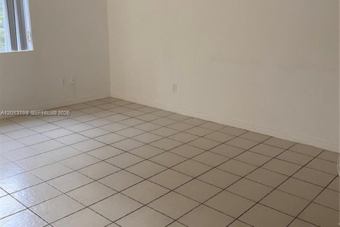 Снять в аренду таунхаус в Майами, Флорида 3 спальни, 141.03м2, № 2085245 - фото 5