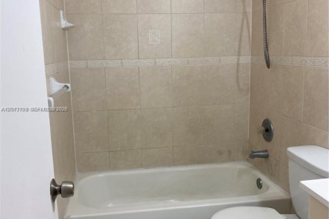 Снять в аренду таунхаус в Майами, Флорида 3 спальни, 141.03м2, № 2085245 - фото 14