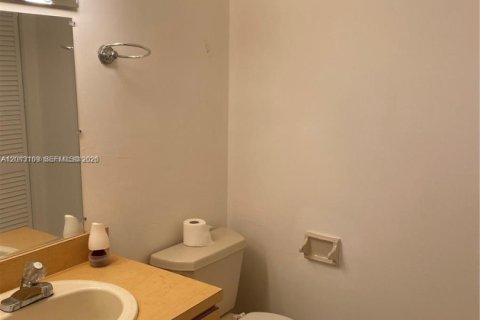 Снять в аренду таунхаус в Майами, Флорида 3 спальни, 141.03м2, № 2085245 - фото 9
