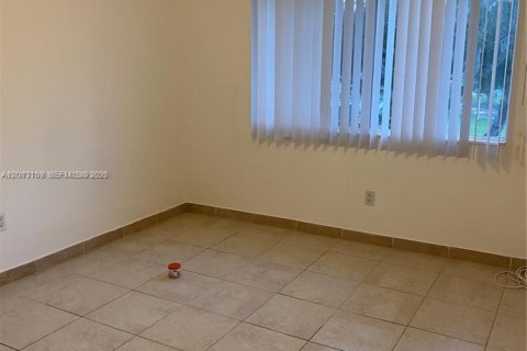 Снять в аренду таунхаус в Майами, Флорида 3 спальни, 141.03м2, № 2085245 - фото 13