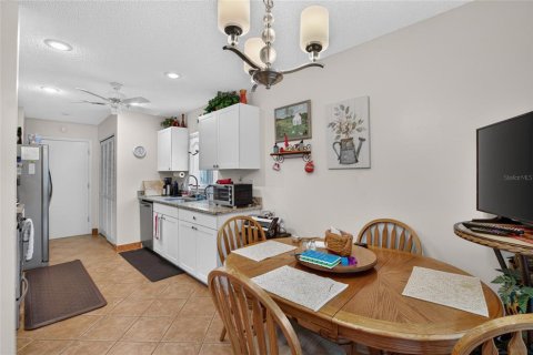 Condo in Sun City Center, Florida, 2 bedrooms  № 2379640 - photo 18