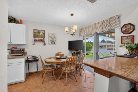 Condo in Sun City Center, Florida, 2 bedrooms  № 2379640 - photo 16