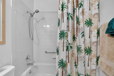 Condo in Sun City Center, Florida, 2 bedrooms  № 2379640 - photo 29