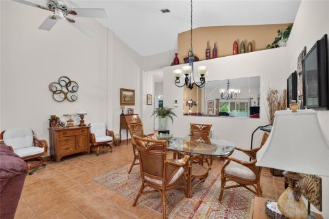 Condo in Sun City Center, Florida, 2 bedrooms  № 2379640 - photo 11