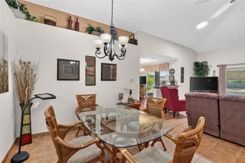 Condo in Sun City Center, Florida, 2 bedrooms  № 2379640 - photo 12