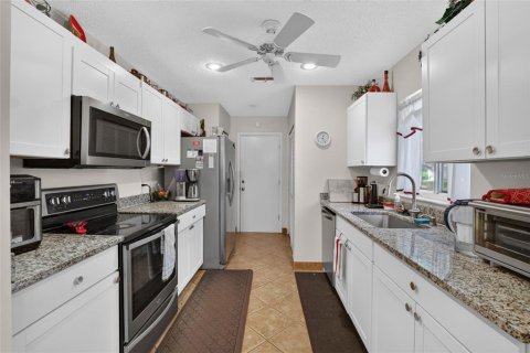 Condo in Sun City Center, Florida, 2 bedrooms  № 2379640 - photo 14