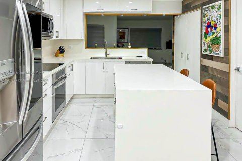Townhouse in Miami, Florida 3 bedrooms, 121.52 sq.m. № 1688688 - photo 13