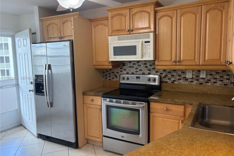 Appartement à louer à Miami, Floride: 2 chambres, 122.35 m2 № 1995033 - photo 4