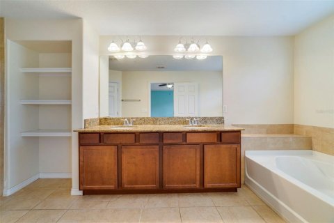 Townhouse in Winter Springs, Florida 3 bedrooms, 202.9 sq.m. № 1916192 - photo 8