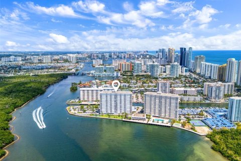 Condo in Sunny Isles Beach, Florida, 1 bedroom  № 1794044 - photo 1