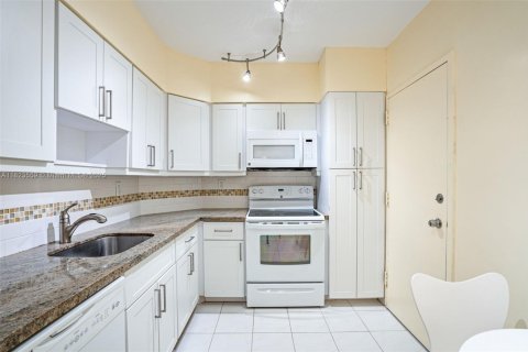Condo in Sunny Isles Beach, Florida, 1 bedroom  № 1794044 - photo 18