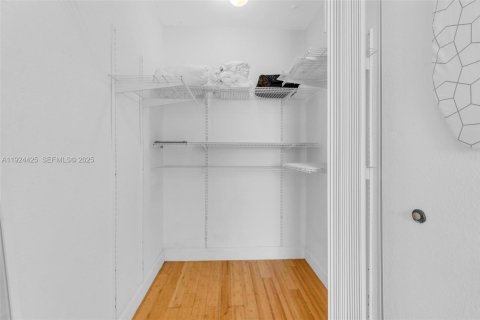 Купить кондоминиум в Майами-Бич, Флорида 43.2м2, № 1982531 - фото 16