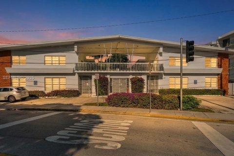 Купить кондоминиум в Майами-Бич, Флорида 43.2м2, № 1982531 - фото 1