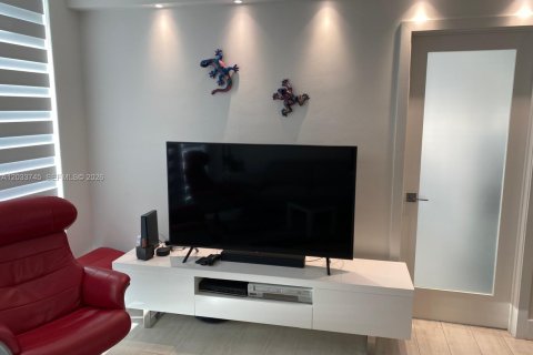 Condo in Miami Beach, Florida, 2 bedrooms  № 2078035 - photo 2