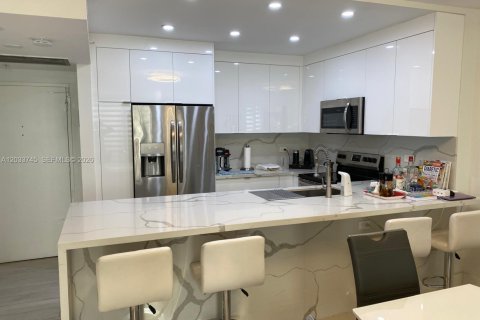 Condo in Miami Beach, Florida, 2 bedrooms  № 2078035 - photo 3