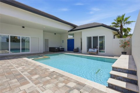 House in Davenport, Florida 4 bedrooms, 270.35 sq.m. № 2151977 - photo 12