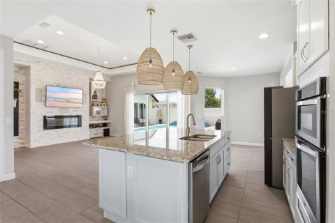 House in Davenport, Florida 4 bedrooms, 270.35 sq.m. № 2151977 - photo 16