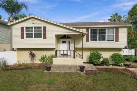 Villa ou maison à Tarpon Springs, Floride 3 chambres, 131.64 m2 № 2400453