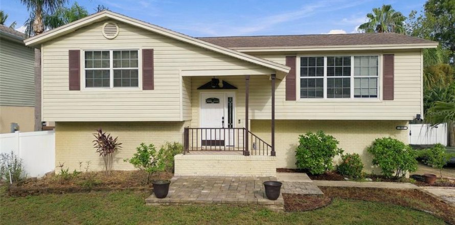 Villa ou maison à Tarpon Springs, Floride 3 chambres, 131.64 m2 № 2400453