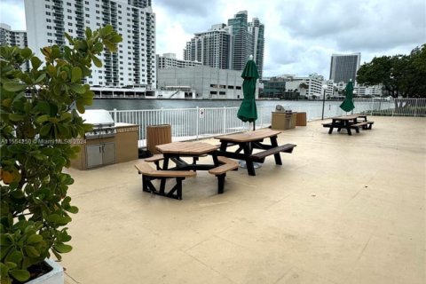 Condo in Hallandale Beach, Florida, 1 bedroom  № 1694407 - photo 18