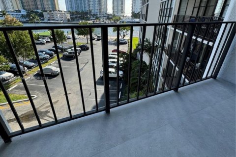 Condo in Hallandale Beach, Florida, 1 bedroom  № 1694407 - photo 2