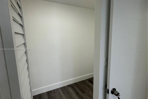 Condo in Hallandale Beach, Florida, 1 bedroom  № 1694407 - photo 30