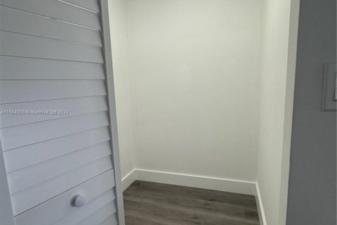 Condo in Hallandale Beach, Florida, 1 bedroom  № 1694407 - photo 29