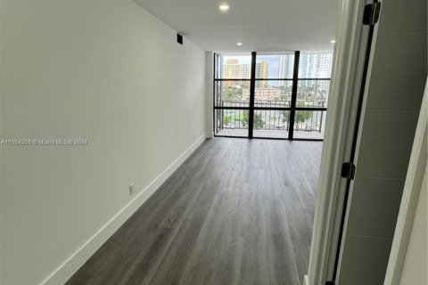Condo in Hallandale Beach, Florida, 1 bedroom  № 1694407 - photo 10