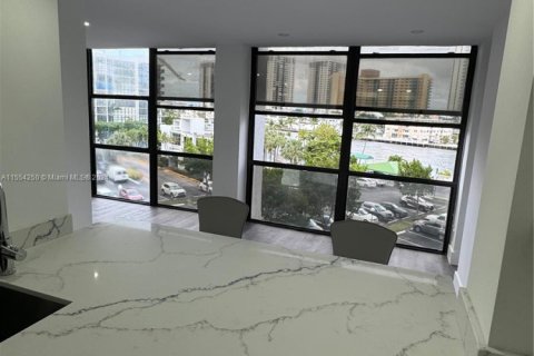 Condo in Hallandale Beach, Florida, 1 bedroom  № 1694407 - photo 11