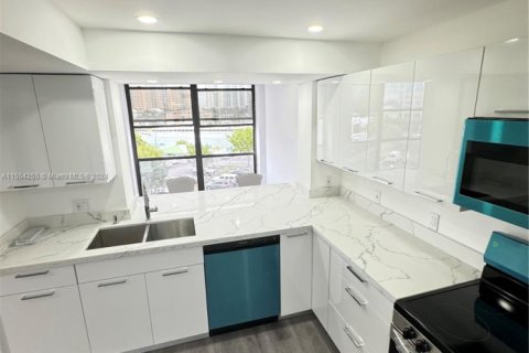 Condo in Hallandale Beach, Florida, 1 bedroom  № 1694407 - photo 4