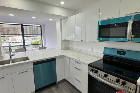 Condo in Hallandale Beach, Florida, 1 bedroom  № 1694407 - photo 9
