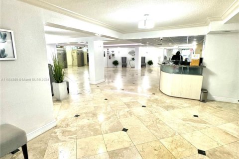 Condo in Hallandale Beach, Florida, 1 bedroom  № 1694407 - photo 13