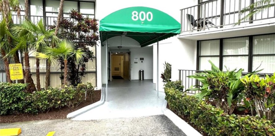 Condo in Hallandale Beach, Florida, 1 bedroom  № 1694407