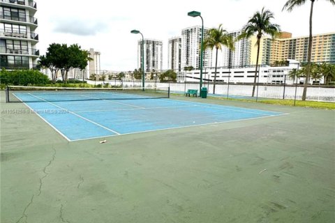 Condo in Hallandale Beach, Florida, 1 bedroom  № 1694407 - photo 24