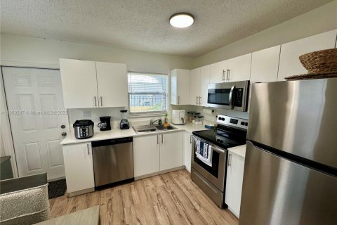 House in Miramar, Florida 2 bedrooms, 191.29 sq.m. № 1965530 - photo 8