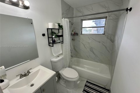 House in Miramar, Florida 2 bedrooms, 191.29 sq.m. № 1965530 - photo 9